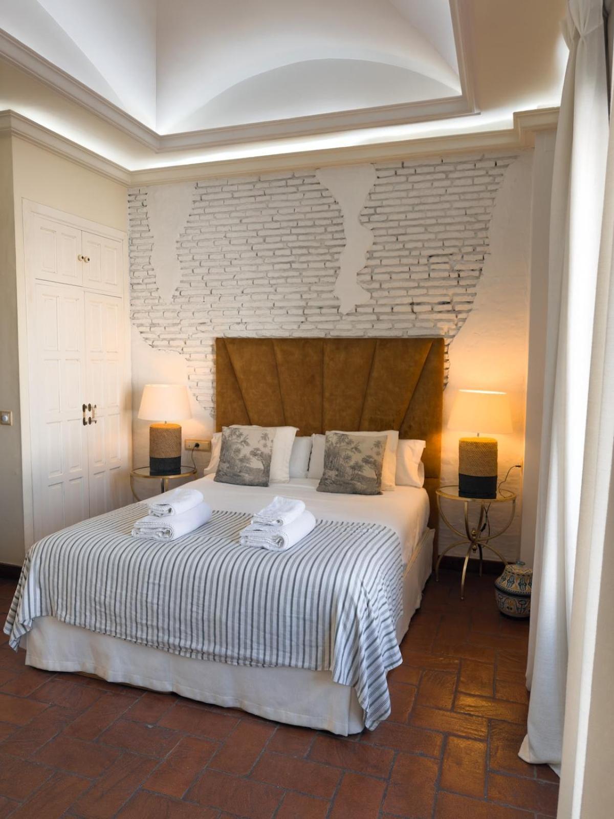 Monkeys Apartments Adriano & Terrace Севиля Екстериор снимка