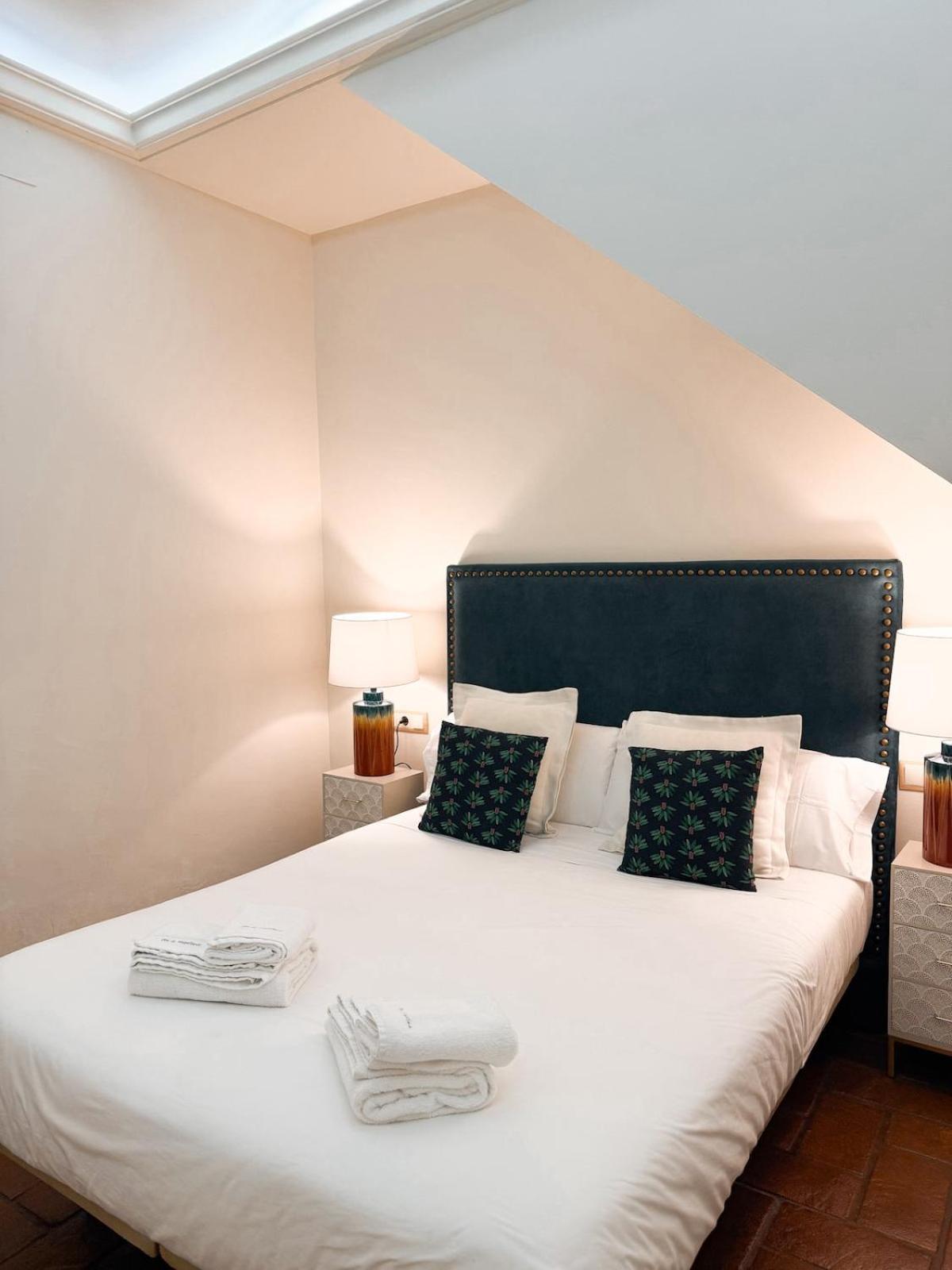 Monkeys Apartments Adriano & Terrace Севиля Екстериор снимка