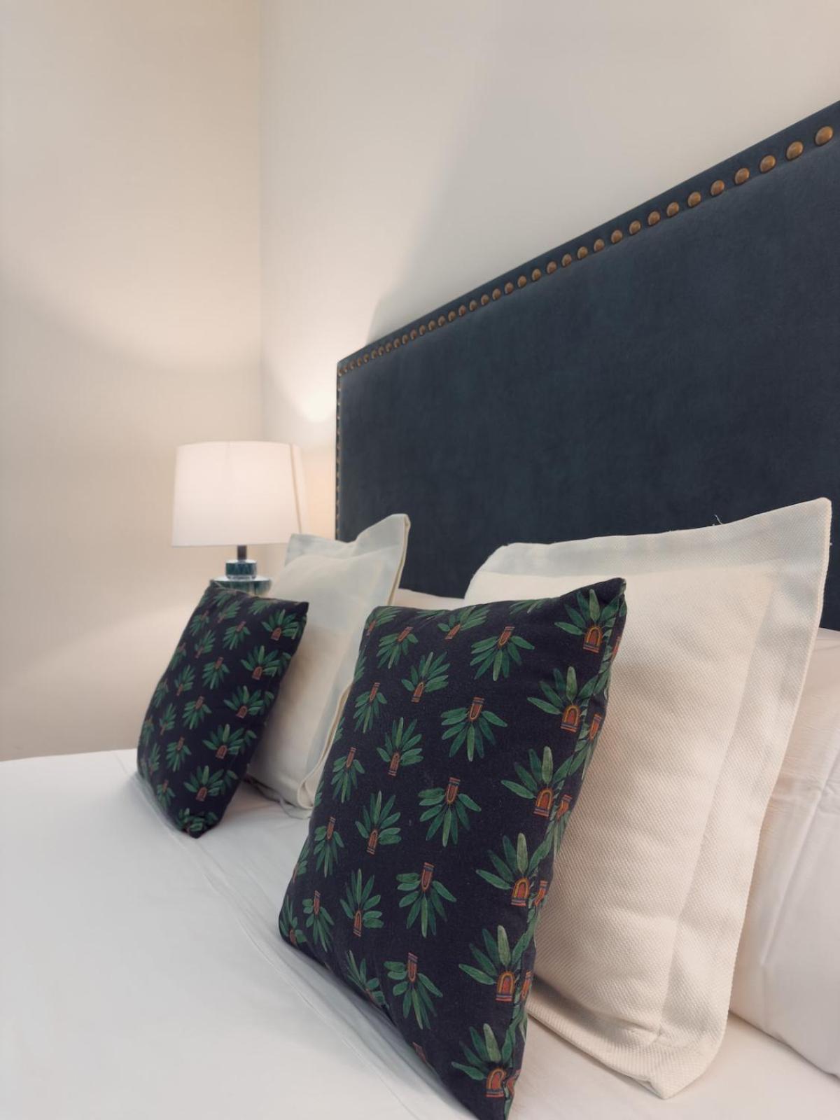 Monkeys Apartments Adriano & Terrace Севиля Екстериор снимка